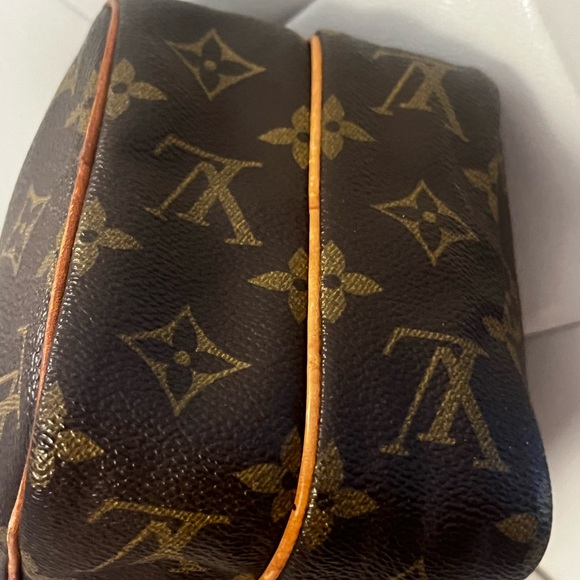 ⭐️Louis Vuitton Amazone crossbody mini - authentic, great condition. Adjustable - Picture 7 of 16